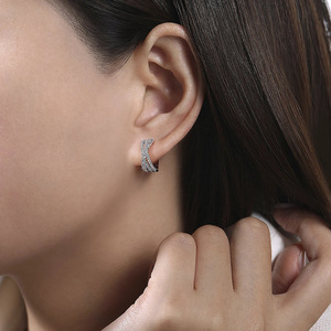 Orecchino a croce minimalista per donna e uomo, accessorio trendy streetwear - Product Image 4