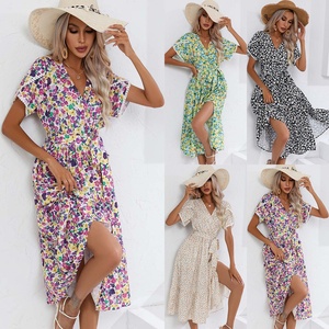 <span class=keywords><strong>Robe</strong></span> d'été <span class=keywords><strong>mi</strong></span>-<span class=keywords><strong>longue</strong></span> bohème en polyester pour femme, style européen et américain, à petites fleurs, col en V fendu, collection 2023, best-seller transfrontalier - Product Image 1