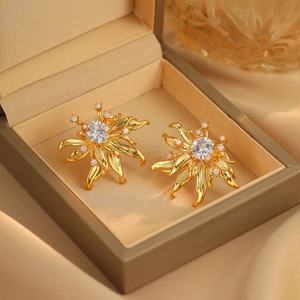 ต่างหูแบบติดหูทรงเรขาคณิตสไตล์ฝรั่งเศสย้อนยุค ประดับด้วยทองแดงและเพทาย ดีไซน์เก๋ไก๋ทันสมัย ชุบทองคำแท้ เงินแท้ S925 ให้ลุคผู้หญิงมีเสน่ห์ - Product Image 5