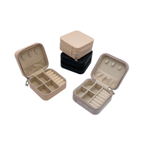 Nouvelle arrivée de luxe, mini boîte à bijoux en cuir PU, petite boîte de rangement de voyage, cadeau pour femmes, boîte de rangement de bijoux avec logo personnalisé et miroir