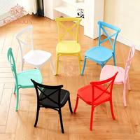 Chaise de salle à manger moderne, colorée, durable, empilable, écologique, en plastique, avec pieds tournés, pour enfants, dossier à lattes, pour extérieur, hôtel, événements