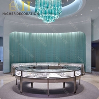 Boutique de bijoux élégante et moderne, design d'intérieur de magasin de bijoux, mobilier de magasin de bijoux, table de présentation de bijoux