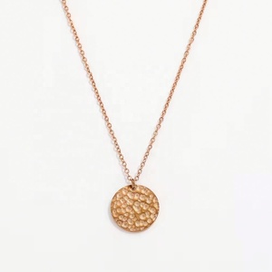 Collier en acier inoxydable plaqué or PVD 18 carats, étanche et inaltérable, avec pendentif rond martelé, vente en gros de bijoux personnalisés - Product Image 4