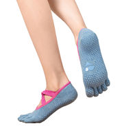 Chaussettes de yoga antidérapantes à cinq doigts avec logo personnalisé, design OEM, vente en gros, à la mode, avec sangles croisées et demi-doigts pour Pilates