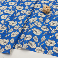 Kain Cetak Bunga Peony Pink Mewah dengan Latar Belakang Biru untuk Gaun & Tekstil Rumah Tangga