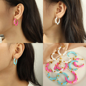 Pendientes de aro en forma de C de esmalte colorido con detalles de corazón para mujer, para uso diario, con tachuelas de acero inoxidable EH641 - Product Image 4