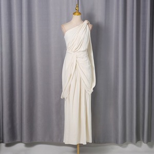 Vestido maxi de satén blanco plisado con abertura, estilo retro, de verano, al por mayor, con tirantes finos, cuello en V, de un solo hombro, cintura natural y corte A ajustado. - Product Image 2