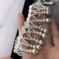 Robe de mariée élégante et professionnelle avec des franges de perles et des chaînes de perles