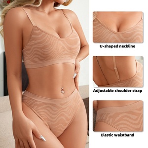 ODM 타이거 스트라이프 심리스 얇은 피부 친화적 통기성 여성 스포츠 브라 세트 조절 가능한 플러스 사이즈 백리스 브라 & 팬티 세트 - Product Image 3