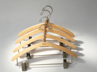 Cintre simple en bois massif avec crochet en acier inoxydable - Hêtre naturel, antidérapant, écologique, vente en gros