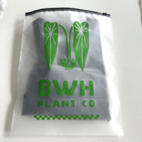 Logo imprimé refermable Poly Pe vêtements T-shirts sac emballage en plastique à fermeture éclair givré personnalisé sac à fermeture éclair pour vêtements