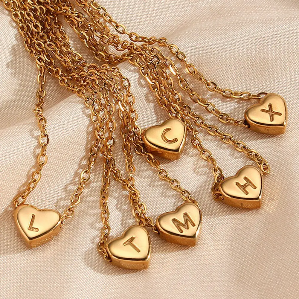 قلادة ذهبية صغيرة جديدة عليها أحرف أولية على شكل قلب قلادة ذهبية من الفولاذ المقاوم للصدأ قلادة حب للنساء طوق مجوهرات نسائية