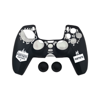 Coque en silicone premium gravée au laser, protection anti-rayures avec 2 capuchons de joystick, poignée ergonomique pour manette PS5