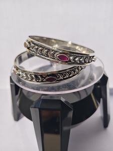 Bracelets en argent élégants pour femmes avec des accents scintillants délicats Belle esthétique contemporaine Inde SUMAN - Product Image 6