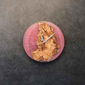 Elegante Reloj de Pared de Resina y Madera Hecho a Mano, Duradero, Funcional, Elegante y Decorativo, Perfecto para Sala de Estar o Dormitorio - Product Image 1