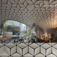 Décoration de faux-plafond moderne pour hall, plafond tendu 3D en alliage d'aluminium architectural personnalisé, ignifuge et imperméable