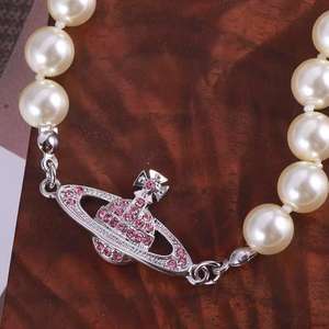 Pulsera de Perlas Rosadas de Alta Gama para Mujer, Estilo Dulce y Moderno, Diseño Exclusivo, Estilo Vivienne - Product Image 3