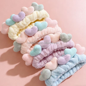 Diadema elástica de franela y forro polar de coral con diseño de corazón, antideslizante y reutilizable para niñas, ideal para yoga y spa. - Product Image 1
