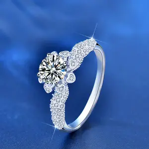 Nuovi anelli alla moda in oro bianco placcato in argento Sterling 925 di alta qualità 1ct 6.5mm Moissanite forma fiore di fidanzamento