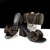 Ensemble tendance été 2025 : Chaussures et sacs assortis bleus élégants italiens pour femme – Sandales à talons hauts avec sac cylindrique orné de strass – Robes de bal 2025