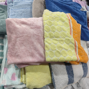 Serviette de bain en coton d'<span class=keywords><strong>occasion</strong></span> de <span class=keywords><strong>grande</strong></span> <span class=keywords><strong>taille</strong></span> et très propre <span class=keywords><strong>Vêtements</strong></span> d'<span class=keywords><strong>occasion</strong></span> pour vente en gros en vrac - Product Image 1