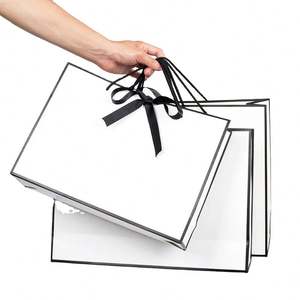 Sac en papier d'achat artisanal de luxe noir avec poignées, imprimé sur mesure KM - Product Image 1