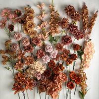 Arrangements floraux de rose et d'hortensia en soie marron d'automne pour décorations de scène de mariage et décor de salon