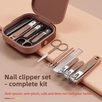 Ensemble de manucure 8 pièces en acier inoxydable dans un étui portable, comprenant des coupe-ongles, des ciseaux, des pinces, une lime à ongles pour un usage domestique, lot en vrac