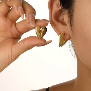 Heart-Shaped <b>Titanium</b> Steel <b>Stud</b> Earrings 18K Gold Plated For Gift Fashion Jewelry - Product Image 2