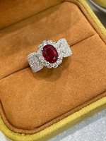 Cincin Emas 18K dengan Batu Ruby Buatan Laboratorium 1.865ct Potongan Oval Halo Berlian Perhiasan Mewah Batu Permata Buatan Laboratorium OEM Grosir