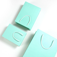 Sacs cadeaux en papier personnalisés, sacs de transport en carton avec logo imprimé pour les entreprises