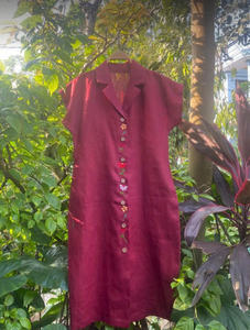 Robe en lin bordeaux d'inspiration bohème avec des accents floraux brodés et des boutons en bois, matière élégante et confortable - Product Image 3