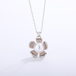 Collier pendentif en cuivre avec fleur à cinq pétales et perle d'eau douce, bijou floral minimaliste en métal massif pour femme - Product Image 2