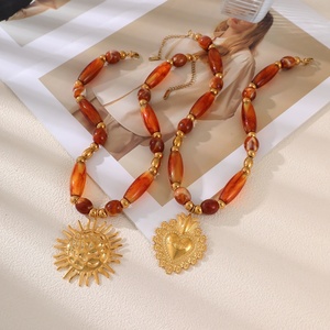 Collana Asu Vintage con Perle d'Ambra e Ciondolo Sacro Cuore e Dio Sole, Gioielli Boho Statement per Donne - Product Image 3