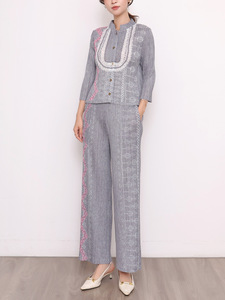 Ensemble décontracté plissé en jean style ethnique Miyake : Haut et pantalon large taille plus – Vêtements pour femmes grandes tailles en gros - Product Image 5