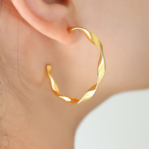 ต่างหูห่วงแบบเปิดบิดเกลียว |   สแตนเลสสตีลชุบทอง 18K PVD |   เครื่องประดับสำหรับผู้หญิงที่ทนทาน น้ำหนักเบา และมีสไตล์มินิมอล - Product Image 4
