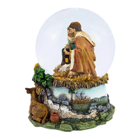 Globe de neige de la Nativité de Noël fait à la main avec globe d'eau de la Sainte Famille en résine musicale