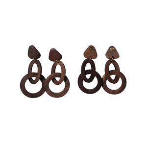 Boucles d'oreilles créoles en résine faites à la main, design tendance et classique, pour femme, bijoux de mode pour mariage et soirée - Product Image 4