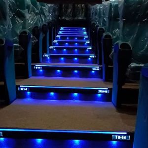 Profil LED pour marche d'escalier de cinéma avec éclairage jaune chaud pour une navigation sécurisée dans les salles de cinéma - Product Image 1
