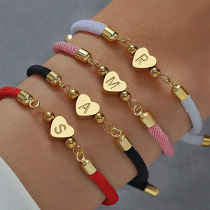 Braccialetto Resoul fatto a mano con filo d'oro intrecciato, personalizzato con lettera iniziale nera, macramè, regalo di gioielleria per coppie e amicizia - Product Image 1