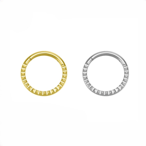 Anneau de nez en titane G23 avec bord pyramidal sculpté | Bijoux de piercing pour septum et narine | Hypoallergénique et inaltérable - Product Image 1