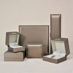 Boîte Cadeau Carrée de Luxe en Similicuir pour Bijoux, Personnalisable avec Logo, Présentoir pour Boucles d'Oreilles, Bracelets, Colliers, Bagues et Joncs – Vente en Gros - Product Image 1