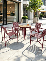 Ensemble table et chaises d'extérieur en fer forgé, style luxe léger, mobilier décontracté pour espace lounge, idéal pour café, maison d'hôtes, patio
