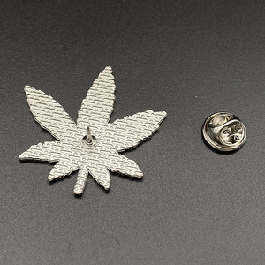 Épingles à revers en émail doux personnalisées, mignonnes, en forme de feuilles de pavot vertes, plaquées métal, en gros de Chine - Product Image 4