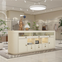 Présentoir de style européen pour bijoux et vêtements, vitrine de magasin, présentoir de montres en jade, table en verre fluide, blanc, personnalisable, LED