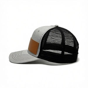 Casquette de camionneur en cuir avec patch, maille grise, 6 panneaux, réglable, unisexe, décontractée, avec logo embossé sur le panneau avant - Product Image 4