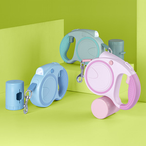 Correa para Perro LED de 5 Metros, Extensión para Arnés con Bolsas para Excrementos, Retráctil para Perros Pequeños y Medianos, Correa de Nailon y Plástico Resistente - Product Image 1