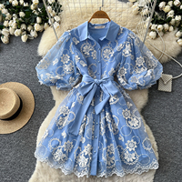 Robe chemise élégante à broderie florale, manches bouffantes, ceinture, coupe trapèze, longueur midi, pour le printemps et l'été