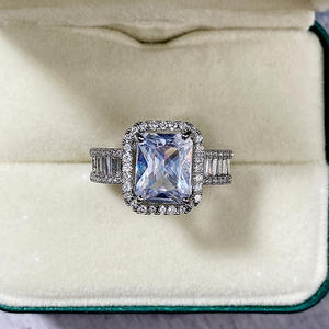 Anillo de Diamantes Corte Princesa F997 en Oro Blanco con Piedras Laterales Baguette de Color D Natural para Compromiso de Mujer - Product Image 5