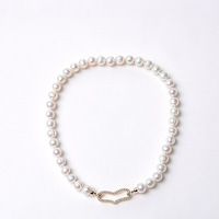 Collier minimaliste avec fermoir cœur, perles naturelles de 9 mm, perles d'eau douce enfilées, chaîne polyvalente pour clavicule, fermoir noué, 45 cm